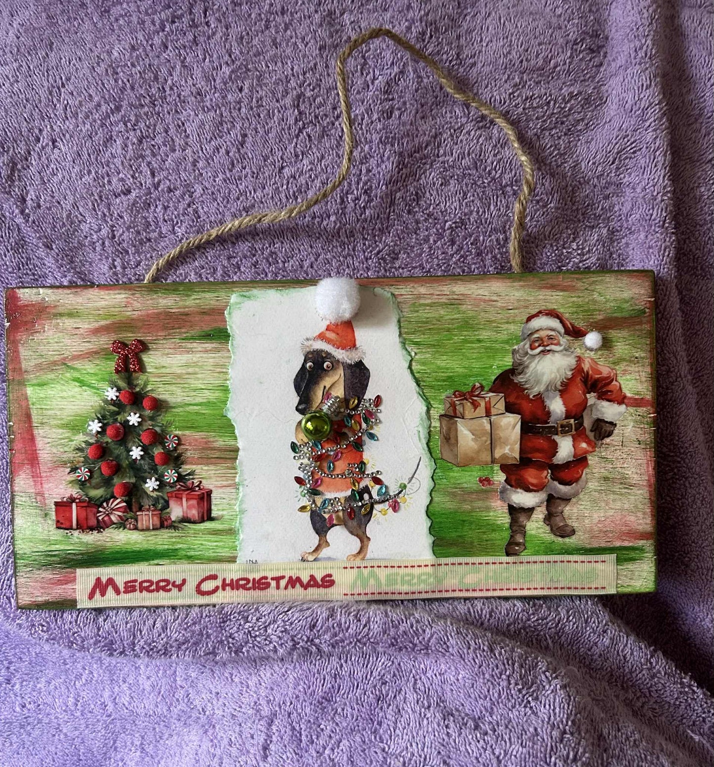 Dachshund with Christmas Tree & Santa Plaque (004)