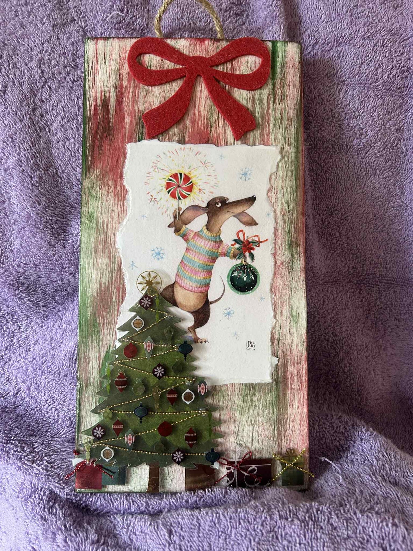 Dachshund Decorating the Tree (008)