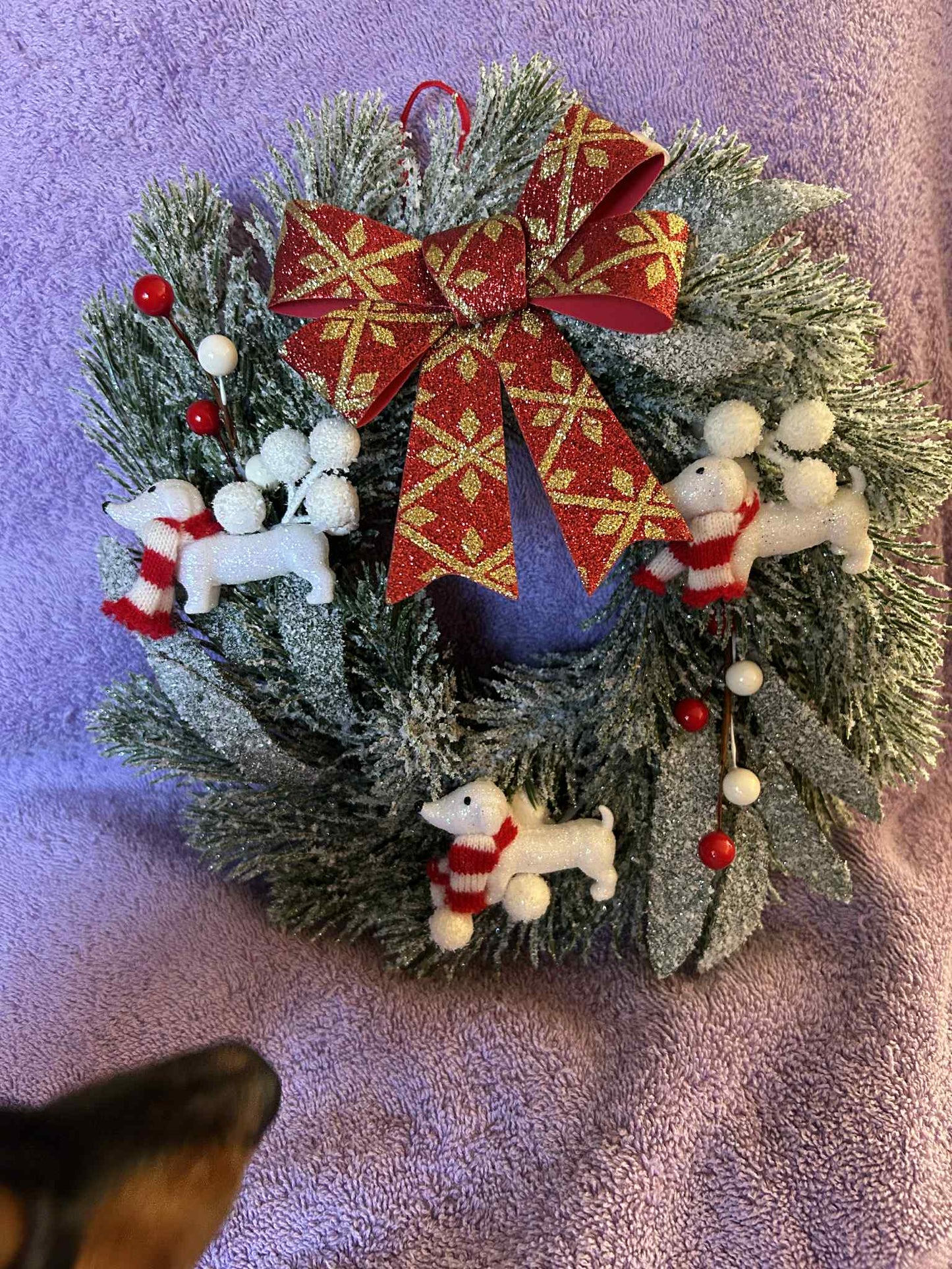 Dachshund Christmas Wreath (white)